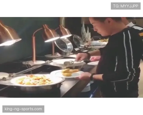 浓眉哥家里请了三个厨师轮班，就为了让他随时能吃上热饭