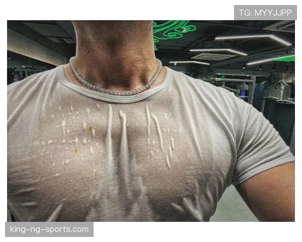陈一冰退役后这身材管理也太狠了，健身房打卡比上班还准时？